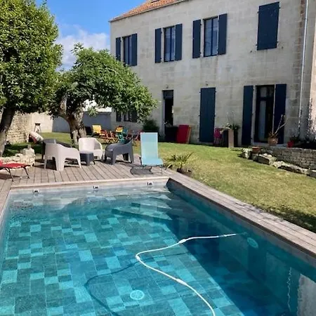 Propriete De Coeur De Avec Piscine Et Jardin Partages